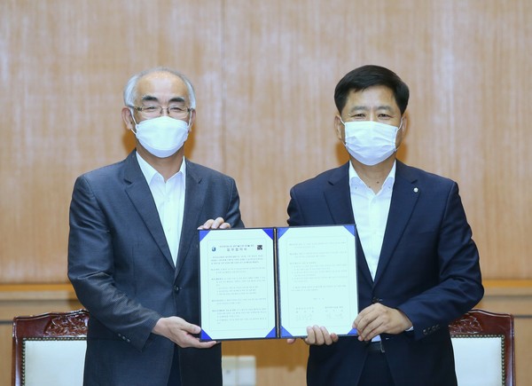 ▲ GIST와 업무협약을 체결한 장석웅 전남도교육감(오른쪽).