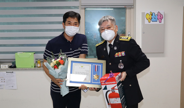 ▲ 기념사진 찍는 시민과 이선영 의정부소방서장.