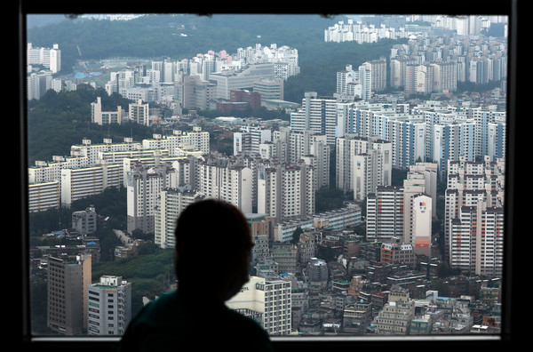 ▲ 시내의 아파트가 내려다 보이고 있다./뉴시스