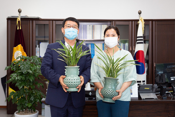 ▲ 시흥시의회 의장단, 당선 축하 '화분' 아름다운가게에 기부.
