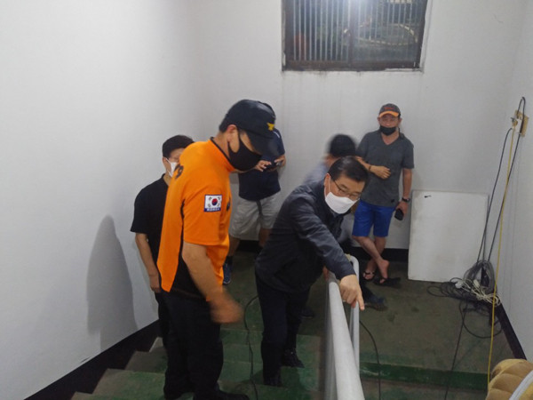 지난 21일 저녁 11시 40분, 상봉동의 수돗물 공급 중단 아파트 현장을 방문한 류경기 중랑구청장.