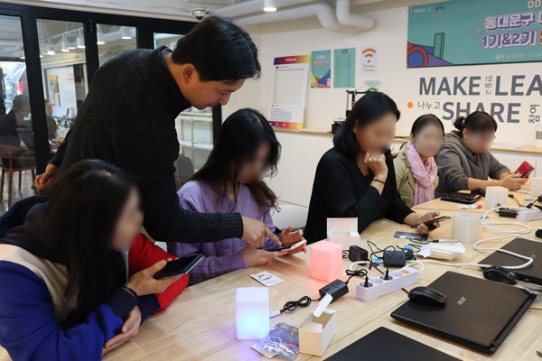 ▲ 지난해 동대문구사회적경제지원센터 내 드간데메에서 3D 프린팅 강의 중인 모습.