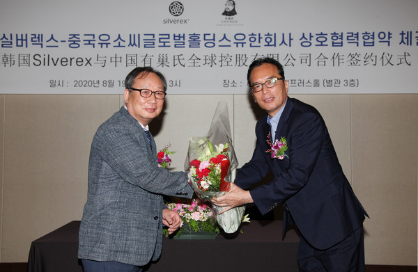 ▲ 이승렬 남동구 재정경제국장이 실버렉스 최영철 사장(왼쪽)에게 꽃다발을 전달하며 수출계약 체결을 축하했다.