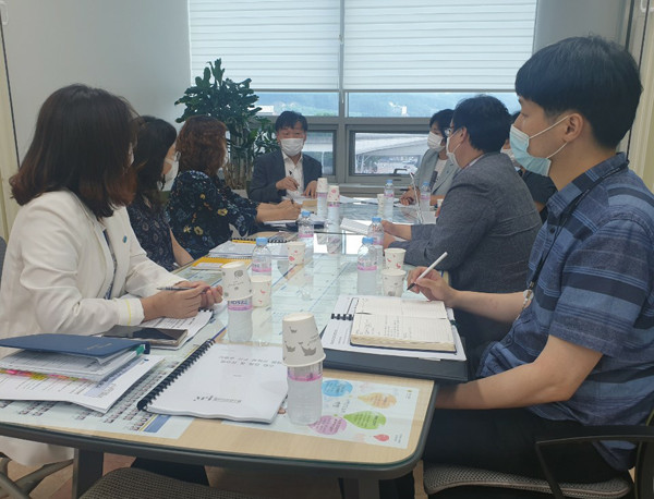 ▲ 영덕2동 청현마을 중학교 설립 위한 관계자 회의.