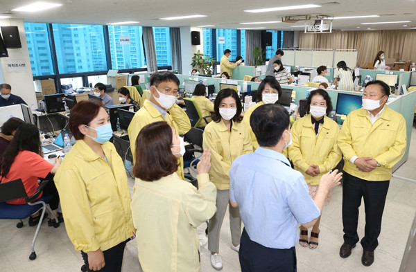 ▲ 보건소 직원들에게 격려 물품 전달하며 감사의 뜻을 전한 성북구의회 의장단.