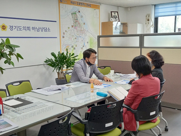 ▲ 하남시 관내 고교 진학지도 안착과 관련하여 정담회를 진행한 추민규 의원.