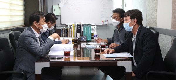 ▲ 장현국 의장, 도내 중소기업 고충수렴하며 '찾아가는 현장 도의회' 실시.