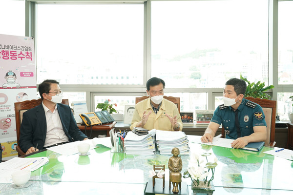 ▲ 지난 25일 오후 2시 성북구청에서 이승로 성북구청장과 최성규 성북경찰서장 박규남 종암경찰서장 등이 참석한 가운데 회의가 진행되고 있다.
