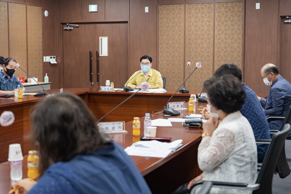 ▲ 지난 25일 강동구청에서 방역수칙을 준수하며 코로나19 재확산에 따른 유관단체 관계자 간담회를 개최했다.