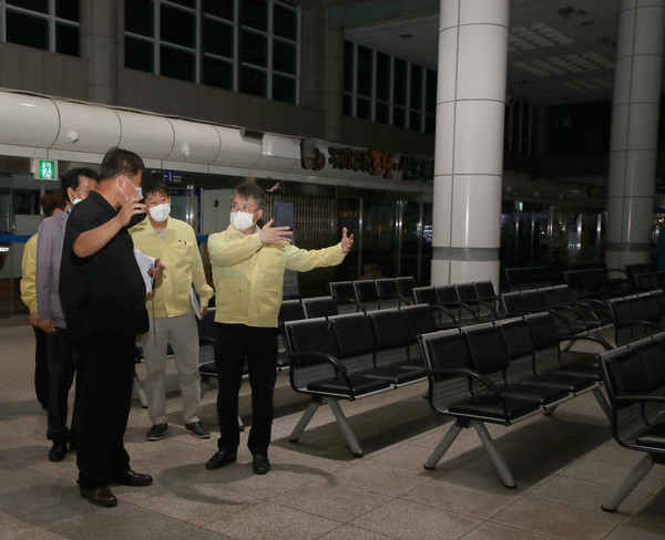 ▲ 태풍 취약지역 현장 점검하는 홍인성 중구청장.