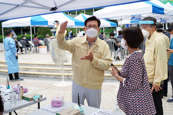 ▲ 지난 22일 유덕열 동대문구청장이 선별진료소가 추가로 설치된 동대문구청 앞 광장에서 코로나19 검사 진행 상황을 점검하고 있다.