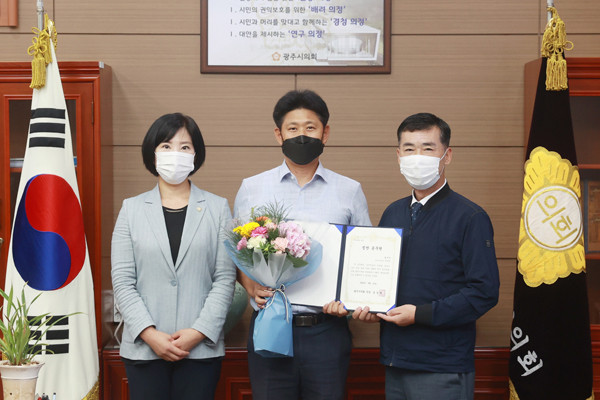 ▲ 좌측부터 이은채 의원, 한진희 공공시설팀장, 임일혁 의장.