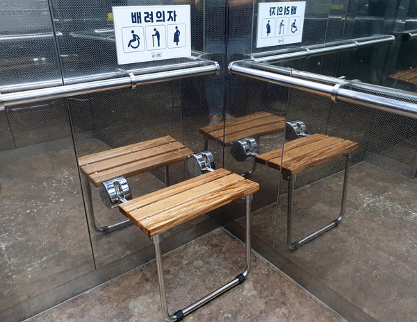 ▲ 서대문구, 복지시설 등의 승강기에 배려의자 설치.