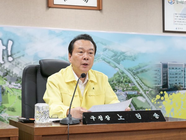 ▲ 노현송 구청장이 강서구청 대회의실에서 열린 ‘장마·무더위 대응 대책회의’에서 장마와 폭염 피해 방지를 위해 모든 행정력을 총 집중해야 한다고 말하고 있다.