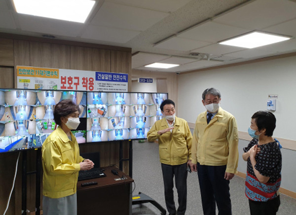 ▲ 서울특별시 생활치료센터 격려 방문한 서울시의회 운영위원회.