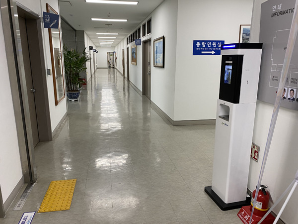 ▲ 본회의장과 상임위원회실에 체온체크와 손소독을 동시에 할 수 있는 안면인식 발열체크 방역시스템을 설치‧운영.