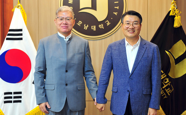 ▲ 기념촬영하는 (왼쪽부터)장청강 주광주총영사와 박상철 호남대 총장.