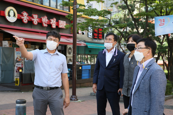 ▲ 관내 주요 사업 대상지 7곳 방문한 시흥시의회 자치행정위원회.