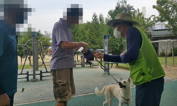 ▲ 공원 내 마스크 착용 계도활동을 펼치고 있다.