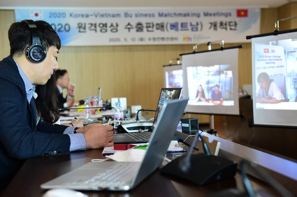 ▲ 수원시가 동남아에 파견하려던 수출개척단이 코로나19로 취소되자 지난 5월 원격영상 수출개척단을 통해 베트남 현지와 연결했다.