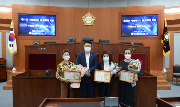 ▲ 사회복지의 날 기념 유공자 표창을 수상한 오산시의회.