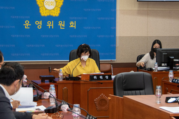▲ 회의를 진행 중인 이향숙 운영위원장.