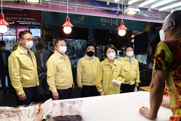 ▲ 전통시장을 방문한 (왼쪽부터)신정호 부위원장, 김인호 의장, 조상호 대표의원, 이경선 위원장, 김일영 성북구의장.