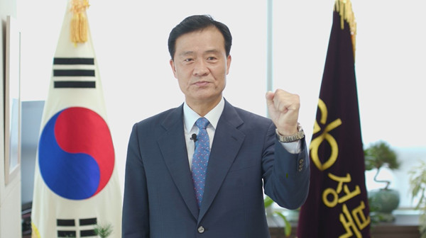 ▲ 이승로 성북구청장의 사회복지의 날 기념 영상 응원 메시지 전달하는 모습.