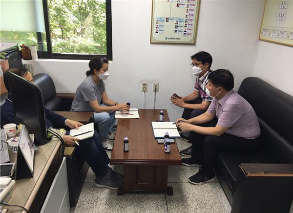 ▲ 매연문제 해결을 위해 대책회의를 진행하는 마포구 및 아파트관리사무소 관계자.