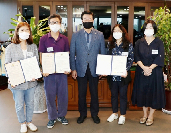 ▲ 지난 11일 용산구청장실에서 진행된 돌봄SOS사업 서비스기관 협약식 및 돌봄서비스협력단 위촉식.