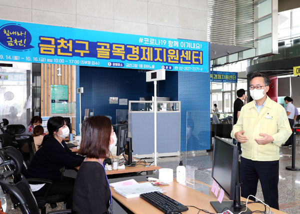 ▲ 지난 14일 구청1층 피아노홀에 문을 연 제2기 골목경제지원센터에서 유성훈 구청장(사진 오른쪽)이 직원들을 격려하고 있다.