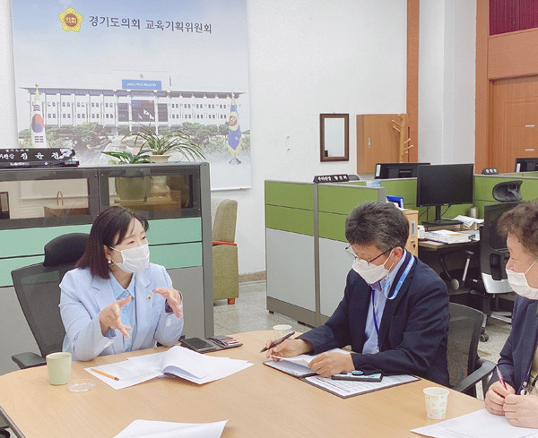 ▲ 정윤경 의원, 도교육청과 외국어교육 및 문화예술교육 주요현안 협의.