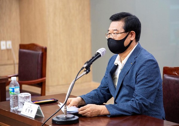 ▲ 지난 15일 용산구청 대회의실에서 열린 ‘(가칭)용산역사문화특구 지정 신청을 위한 주민공청회’에서 성장현 구청장이 인사말을 하고 있다.