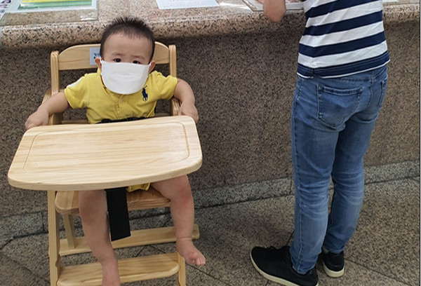▲ 영유아 안심의자 이용하는 아기.