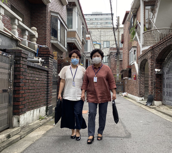 ▲ 취약계층 방문에 나선 돌봄매니저들 모습.