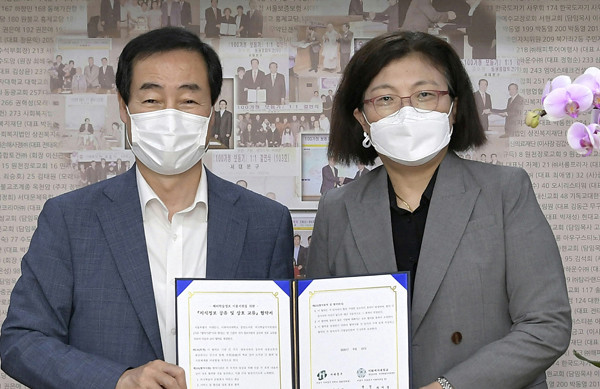 ▲ 문석진 서대문구청장(왼쪽)과 차미경 이화여대 중앙도서관장이 해외 학술정보 이용 지원을 위한 협약을 맺고 있다..