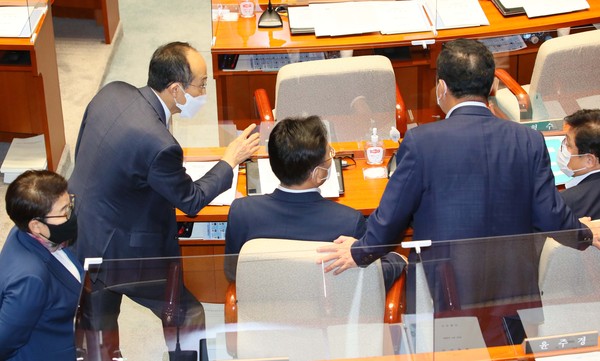 ▲ 4차 추경안 논의하는 국민의힘 의원들.