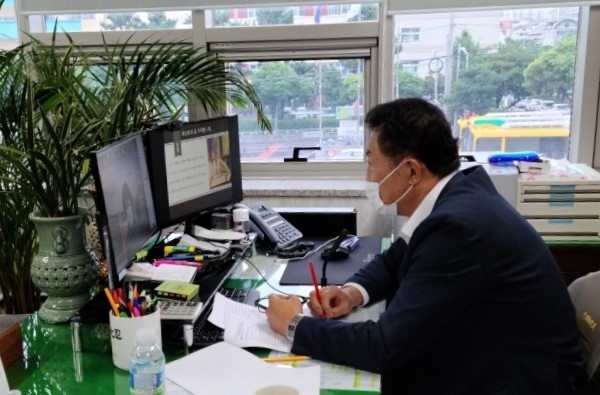 ▲ 화상회의하는 윤태건 제주시교육지원청교육장.