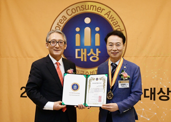 ▲ 대한민국소비자대상을 수상받은 김정태 위원장(오른쪽).