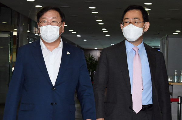 ▲ 개소식 참석하는 김태년 민주당 원내대표와 주호영 국민의힘 원내대표.