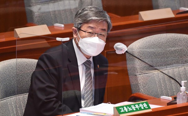 ▲ 답변하는 이재갑 고용노동부 장관.