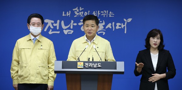 ▲ 장석웅 전남교육감-김영록 전남도지사 공동기자회견.