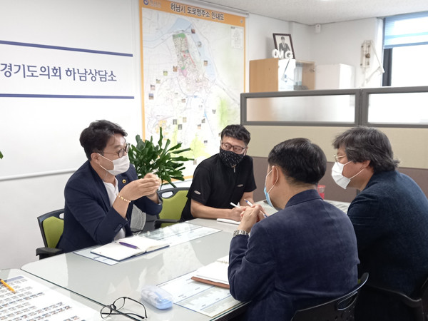 ▲ 경기문화재단 및 도문화예술과 담당자와 면담한 추민규 의원.