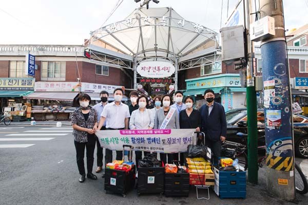 ▲ 전통시장 장보기 행사를 가진 광진구의회.