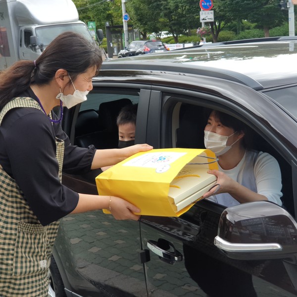 ▲ 어린이집 영유아 학부모가 건강간식꾸러미를 전달 받는 모습.