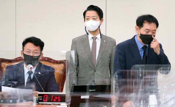 ▲ 논의 후 자리로 향하는 국민의힘 김석기 간사(오른쪽)와 더불어민주당 김영호 간사.