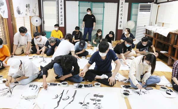 ▲ 한국어교육원 한국문화체험교실.