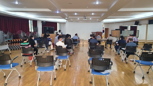▲ 회의를 실시하고 있는 금호4가동 주민자치회 모습.