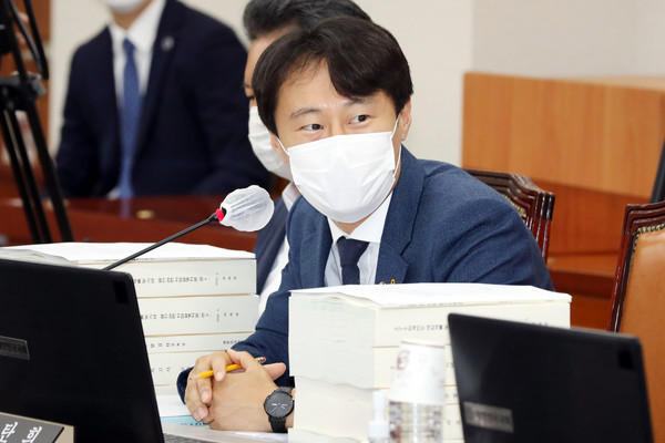 ▲ 질의에 답하는 이탄희 의원.