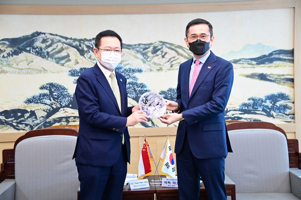 ▲ 박남춘 인천광역시장이 에릭 테오 주한 싱가포르 대사와 기념촬영을 하고 있다.